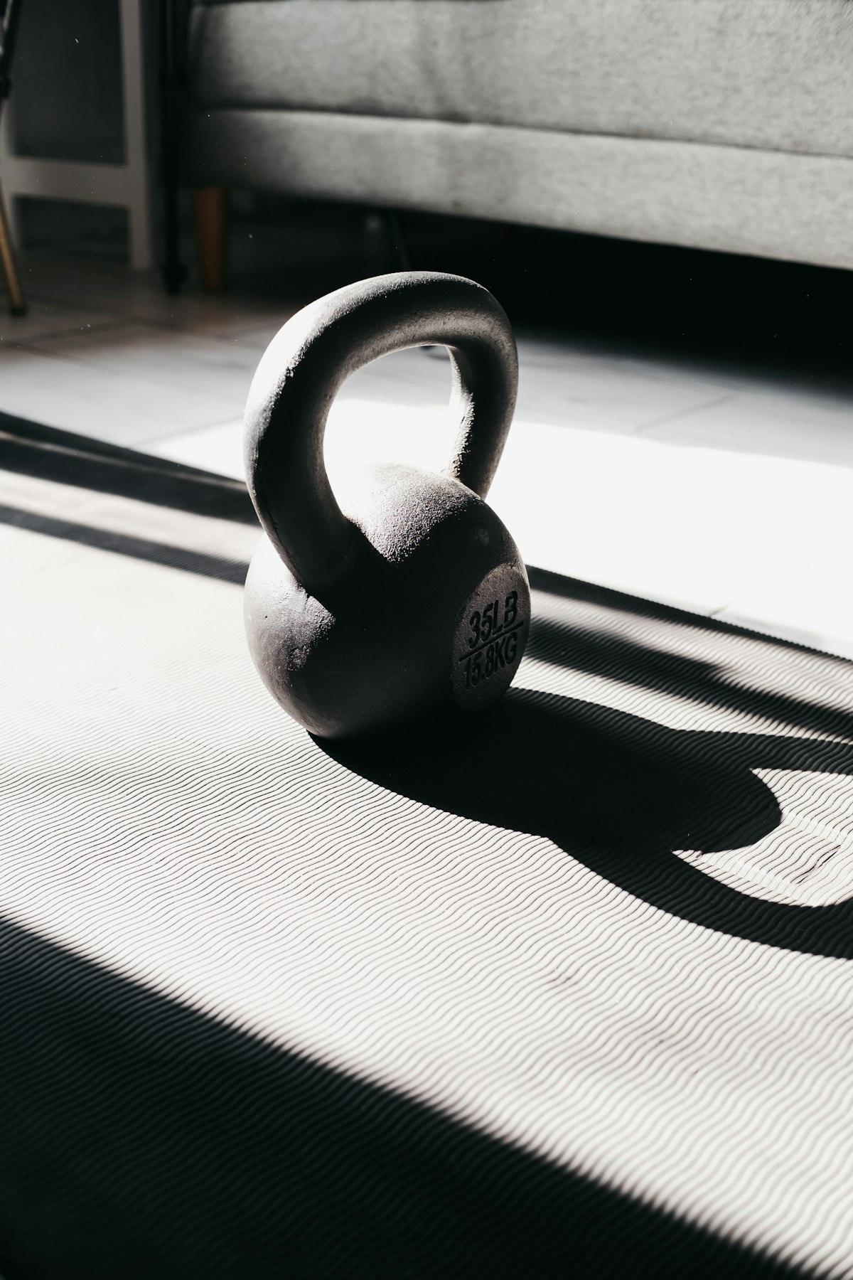 Kettlebell auf einer Matte im Sonnenlicht