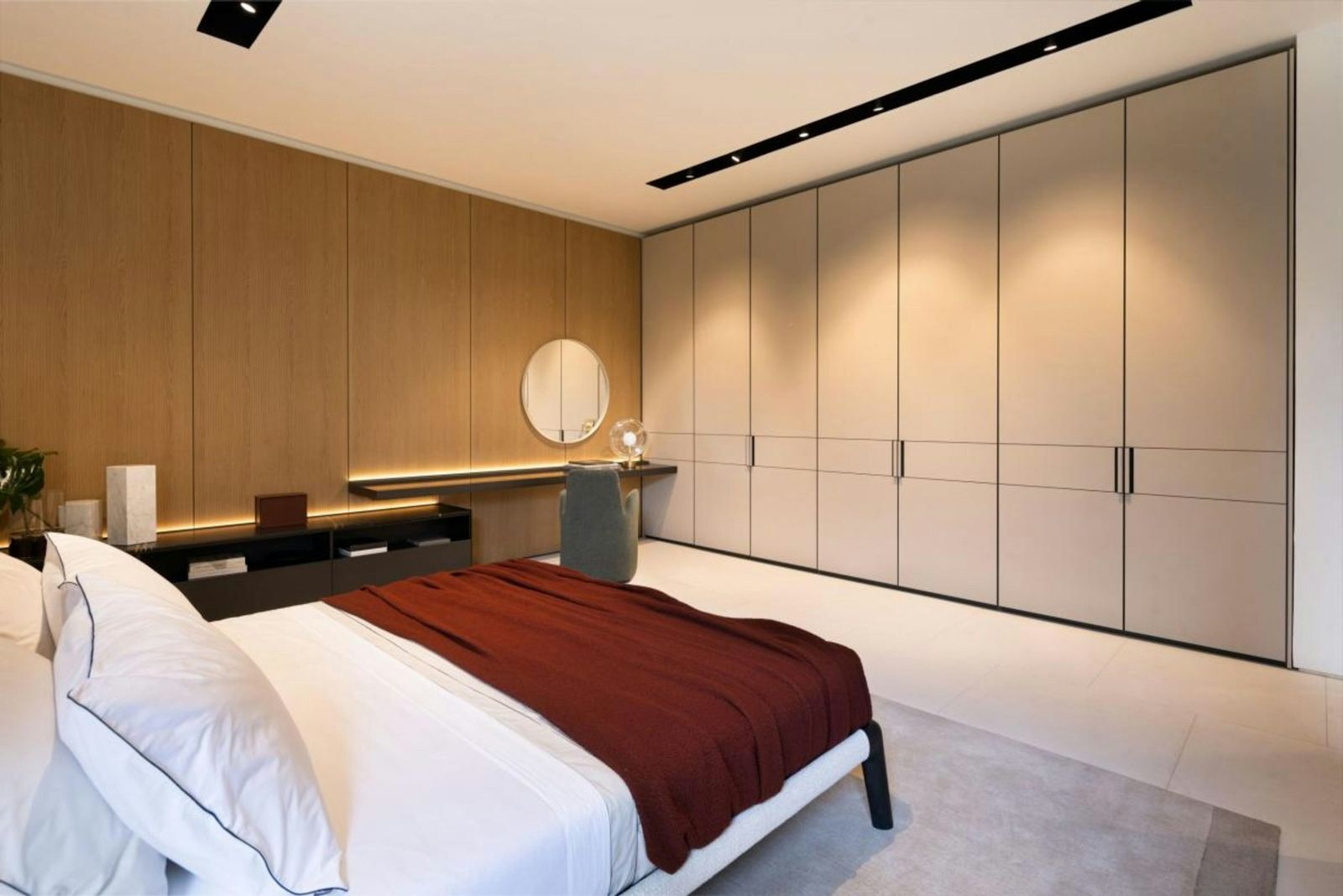 Schrankwand aus Holz im Schlafzimmer
