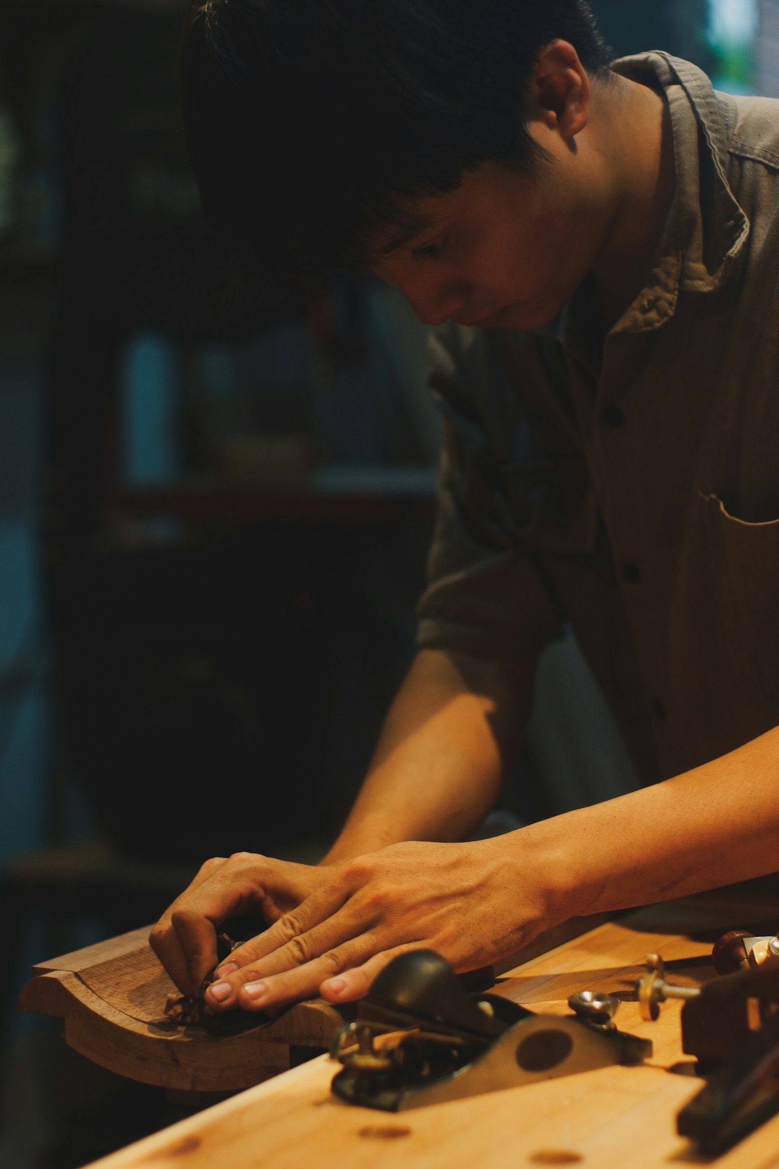 Handwerker hobelt an der Werkbank
