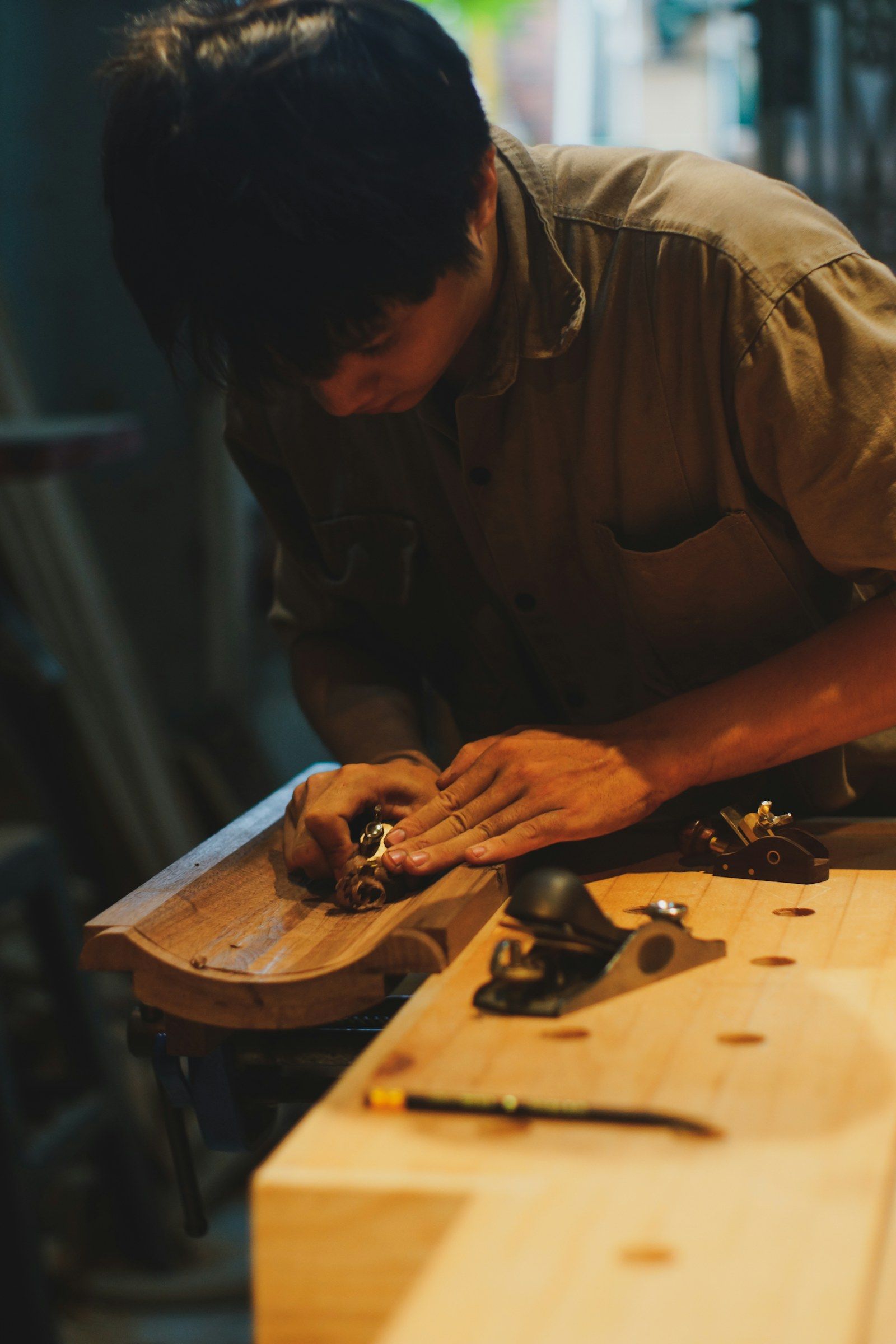 Handwerker schleift ein Werkstück