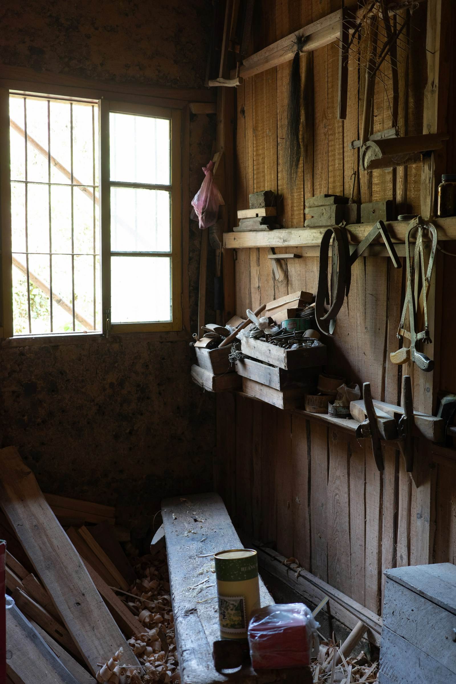 Werkstatt mit Werkzeug und Holz