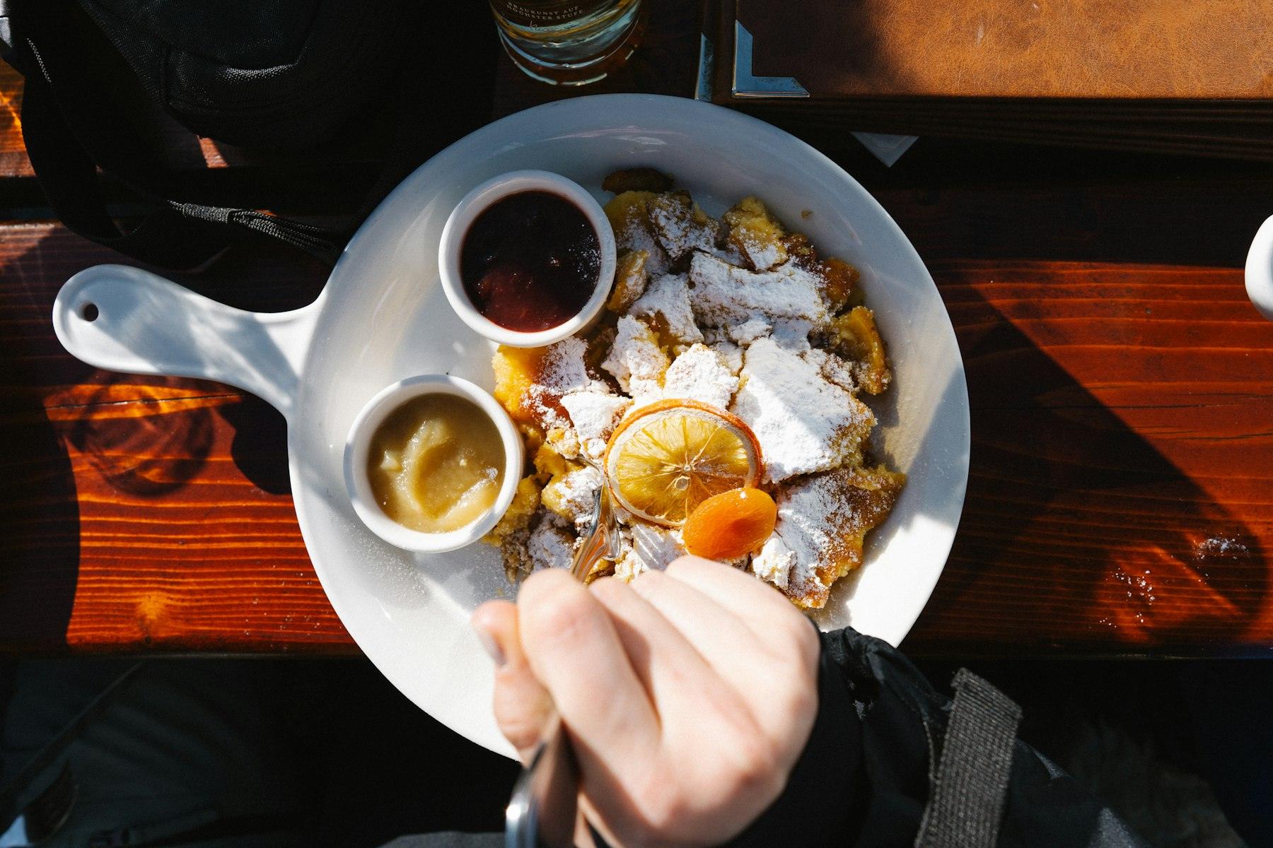Kaiserschmarrn mit Zwetschkenröster und Staubzucker