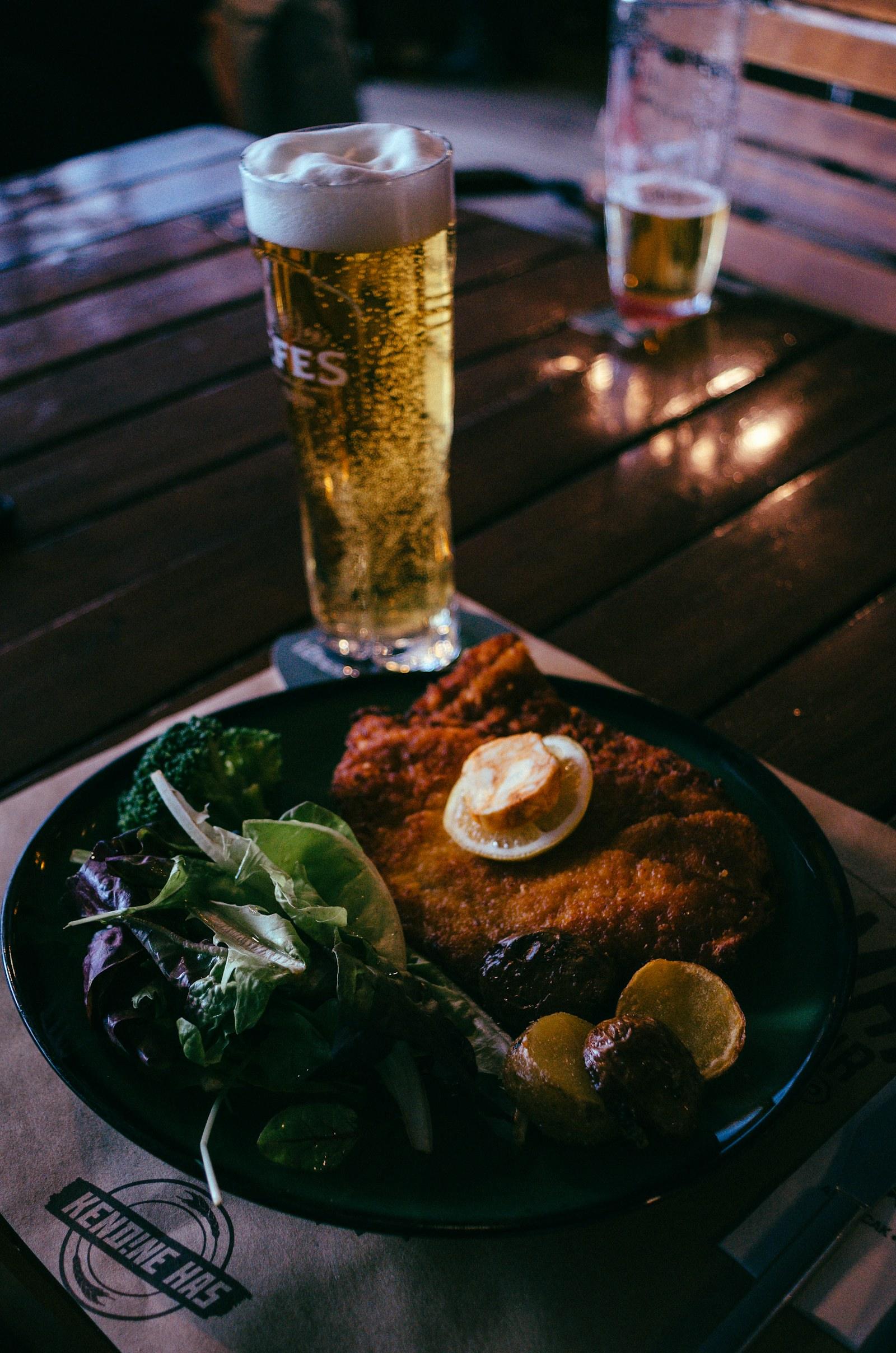 Schnitzel mit Salat auf einem Holztisch