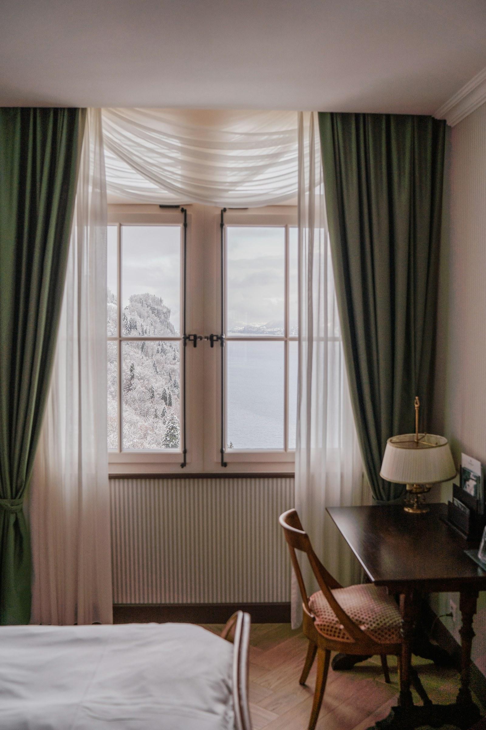 Zimmer mit Fenster und Schreibtisch